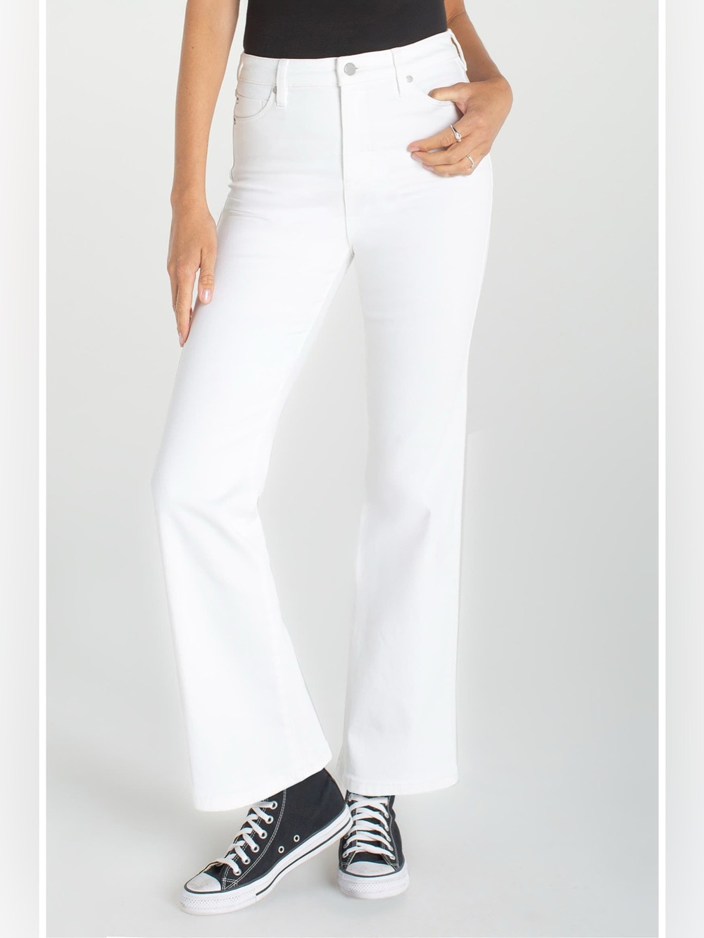 Democracy Ab Solution White Flare Jeans. 4. NWT.